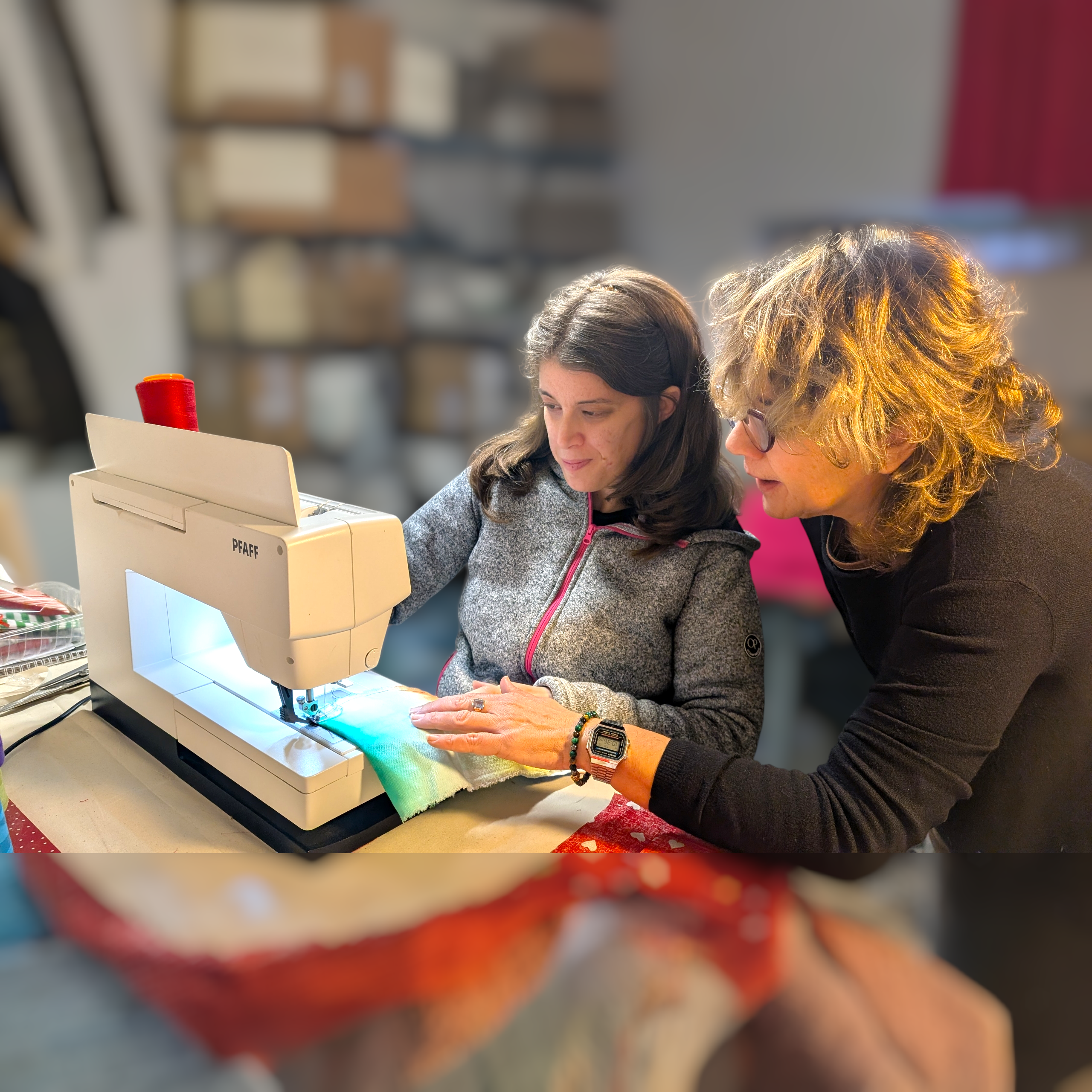 L'Artista Speciale Giulia B. cuce a macchina insieme alla Maestra Manuela.