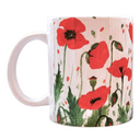 Tazza mug bianca con stampa a tutta superficie raffigurante un prato di papaveri rossi in stile acquerello. I fiori hanno petali vivaci e centri scuri, accompagnati da boccioli e foglie verdi frastagliate. L'immagine evoca il papavero come simbolo del sangue versato per la libertà (25 aprile) e segno di solidarietà nel contrasto alla violenza di genere.