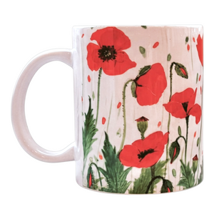 Tazza mug bianca con stampa a tutta superficie raffigurante un prato di papaveri rossi in stile acquerello. I fiori hanno petali vivaci e centri scuri, accompagnati da boccioli e foglie verdi frastagliate. L'immagine evoca il papavero come simbolo del sangue versato per la libertà (25 aprile) e segno di solidarietà nel contrasto alla violenza di genere.